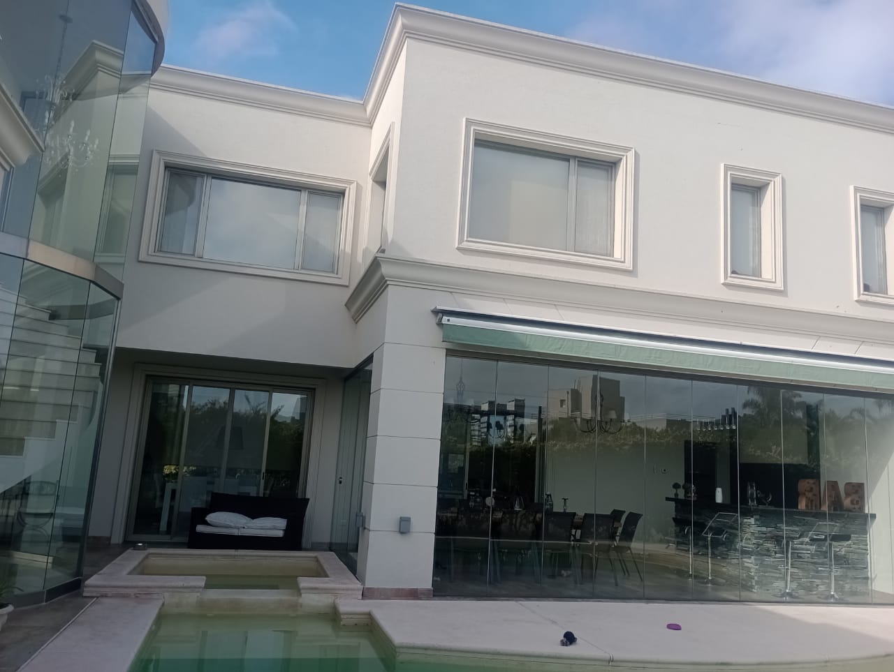 Limpieza de ventanal de doble altura en Nordelta - Antes y después