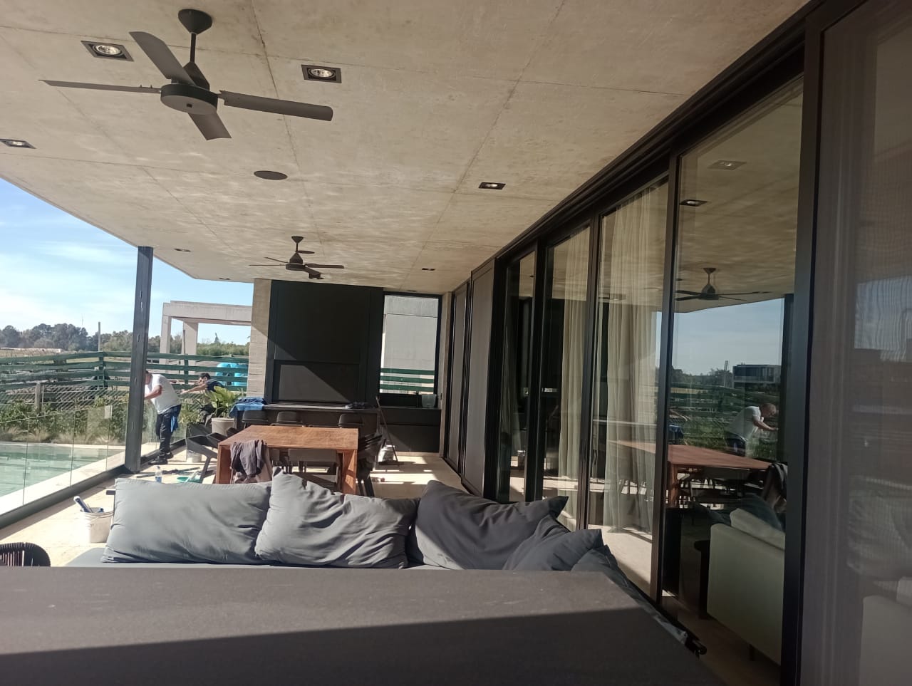 Limpieza de mamparas de baño sin marcas ni velos