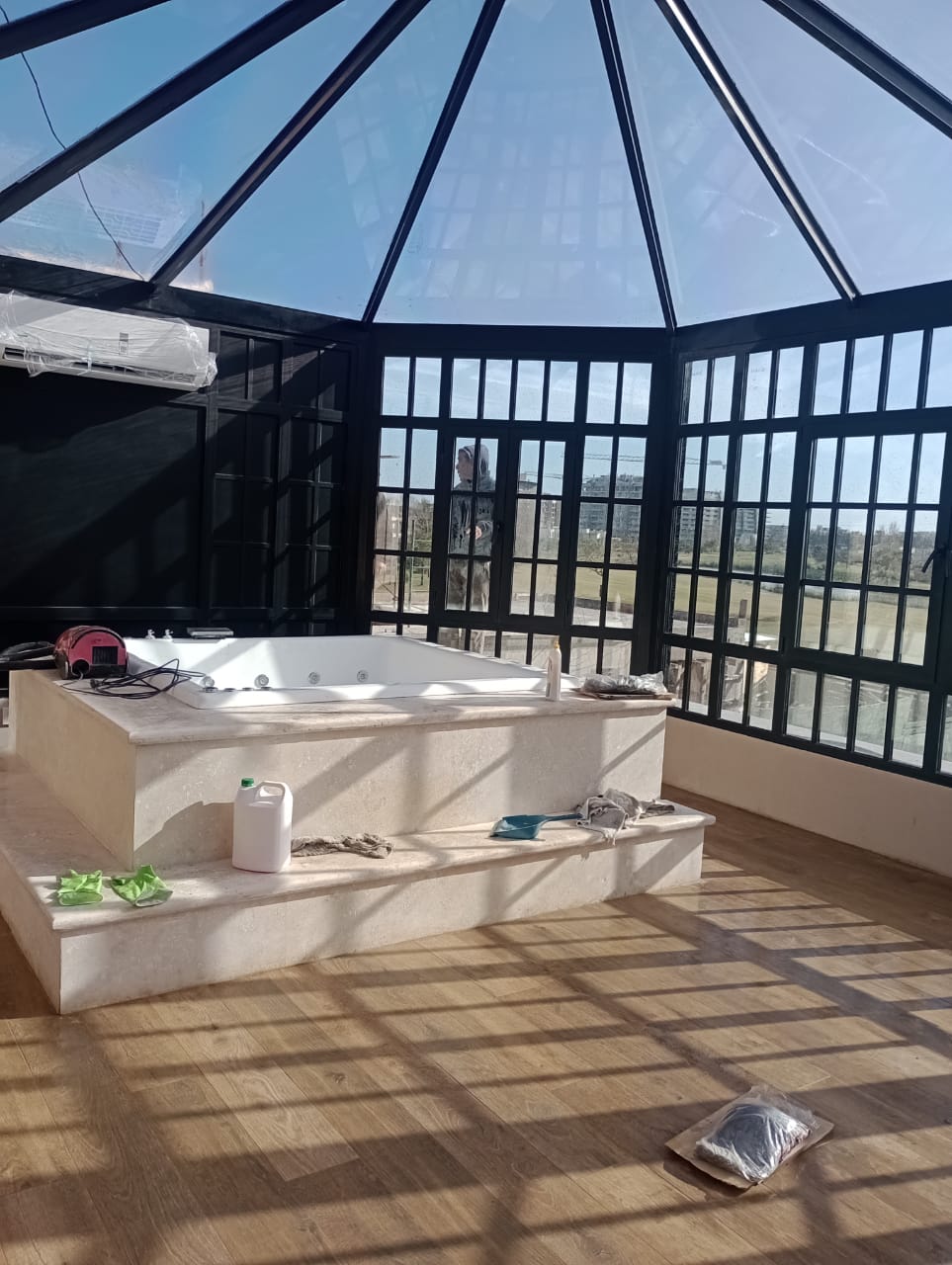 Barandas de vidrio y paños fijos en escalera