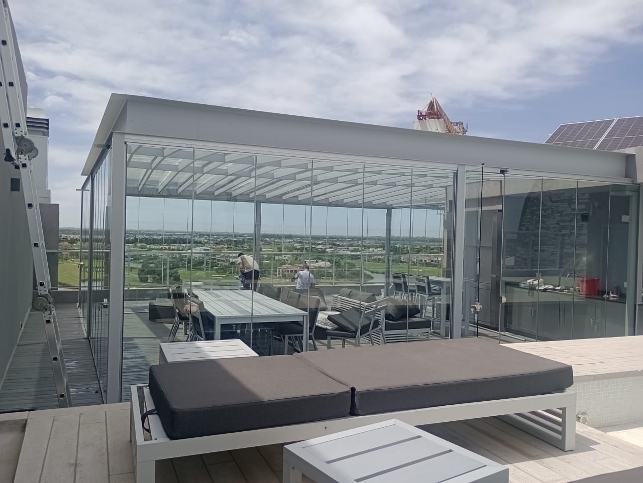 Fachada vidriada con tratamiento post-obra