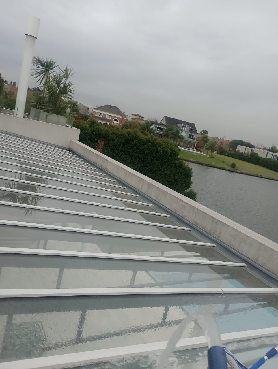 Limpieza de cristales en galería con vista al lago